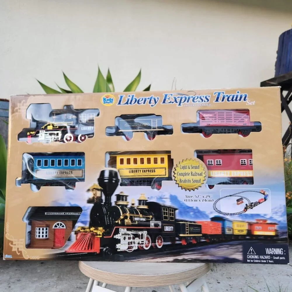 NEW Christmas Train Set 6 Car Locomotive Electronic Train Set Battery Operated L